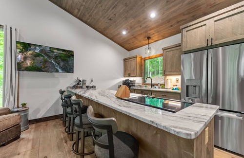 Epworth Cabin | Cozy creek side getaway minutes from Downtown Blue Ridge!