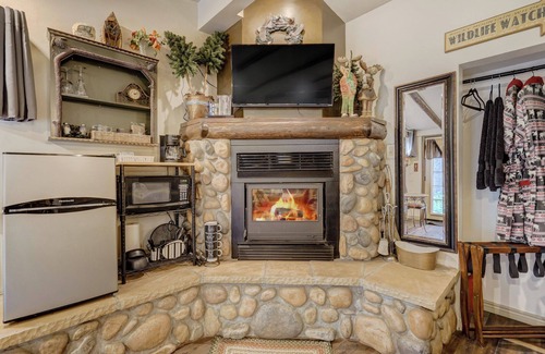Cascade Apartment | Cozy Creekside Cottage at Entrance to Pikes Peak