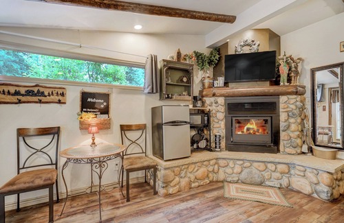 Cascade Apartment | Cozy Creekside Cottage at Entrance to Pikes Peak