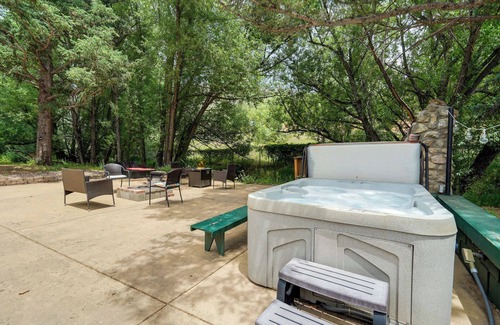 Cascade Apartment | Cozy Creekside Cottage at Entrance to Pikes Peak