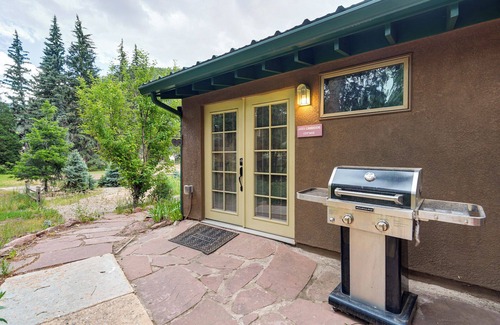 Cascade Apartment | Cozy Creekside Cottage at Entrance to Pikes Peak