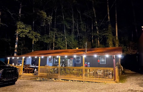 Bristol Cabin | Cozy Creekside Cabin - Mountains, Stream, Sleeps 7, Families Welcome, Large Deck