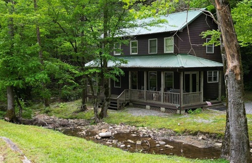 Ferguson Cabin | Cozy Creekside Mountain Cabin - WiFi