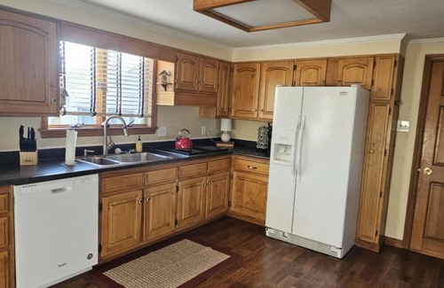 Huntingdon House | Cozy Creekside Retreat – Near Raystown Lake!
