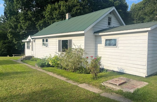 Madrid House | Cozy creekside retreat- 2mi to St. Lawrence River, 15mi to local Universities