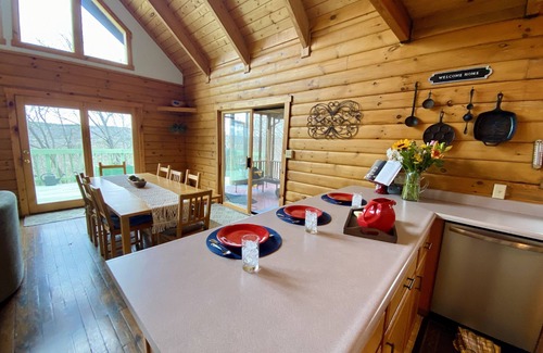 Berkeley Springs Cabin | Cozy Creekview Cabin - Berkeley Springs, WV