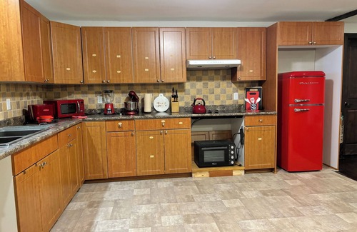 Champlain Ski Chalet | Cozy Crimson Cabin | Chalet w/Glamping in the Backyard and Retro Theme Kitchen!