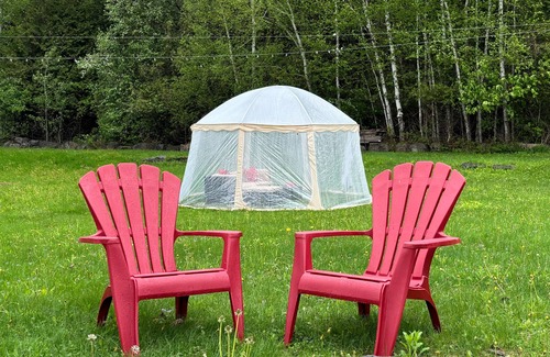 Champlain Ski Chalet | Cozy Crimson Cabin | Chalet w/Glamping in the Backyard and Retro Theme Kitchen!