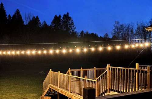 Champlain Ski Chalet | Cozy Crimson Cabin | Chalet w/Glamping in the Backyard and Retro Theme Kitchen!