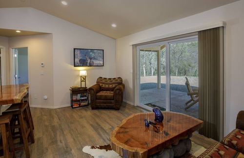 Mariposa House | Cozy Cub Cabin brand new home near Yosemite on a beautiful property