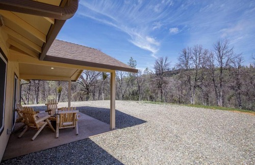 Mariposa House | Cozy Cub Cabin, brand new home near Yosemite