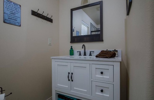 Mariposa House | Cozy Cub Cabin, brand new home near Yosemite