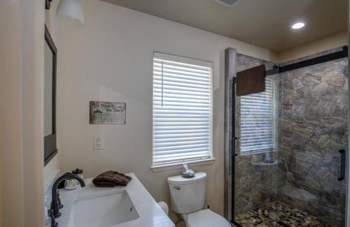 Mariposa House | Cozy Cub Cabin, brand new home near Yosemite