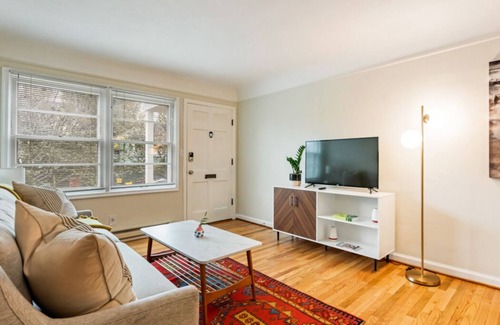 Hosford-Abernethy Apartment | Cozy Cute Apartment in the Heart of SE Portland. 96 Walk Score!