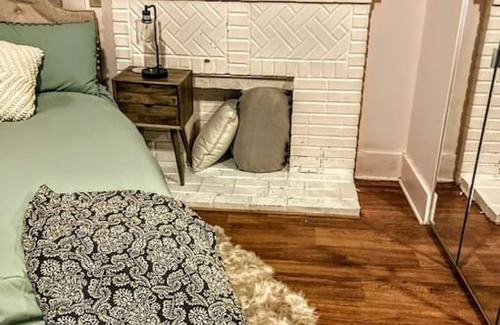 Ozark House | Cozy, Cute, Private Ozark Suite 5 Mins to Hospital
