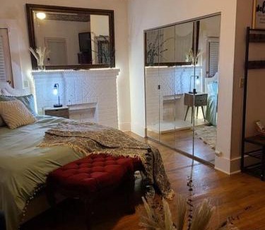 Ozark Apartment | Cozy, Cute, Private Ozark Suite 5 Mins to Hospital