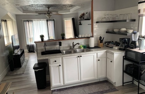 Cleveland Apartment | Cozy daisy 2-aCharming 1-bedroom apartment in superb Cleveland with AC, WiFi