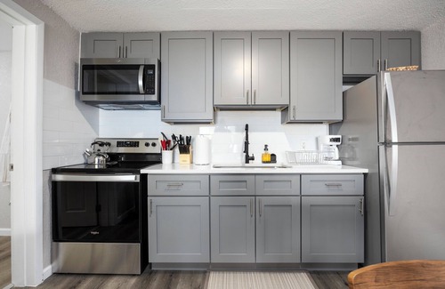 Columbus Apartment | Cozy den in Columbus