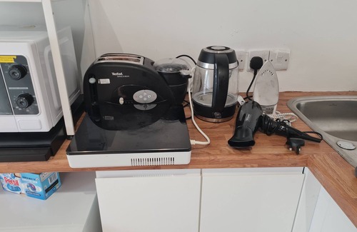 Bletchley Apartment | Cozy Detached Studio Retreat with Kitchen & Bath