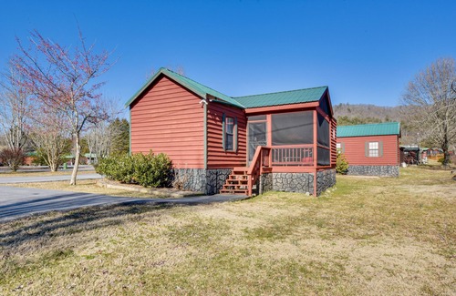 Rabun Gap Cabin | Cozy Dillard Cabin w/Mountain Views & Pool Access