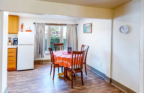 Springfield House | Cozy dog-friendly duplex getaway with fast WiFi & full kitchen
