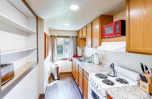 Springfield House | Cozy dog-friendly duplex getaway with fast WiFi & full kitchen