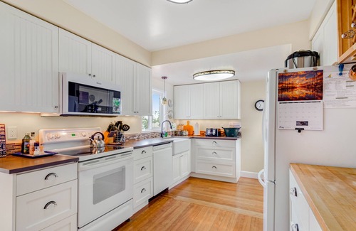 Oak Harbor House | Cozy dog-friendly home with grill, fast WiFi, grill, yard & ideal location