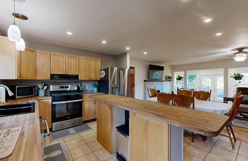 Jamestown House | Cozy dog friendly home, perfect retreat for outdoor activities