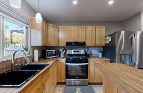 Jamestown House | Cozy dog friendly home, perfect retreat for outdoor activities