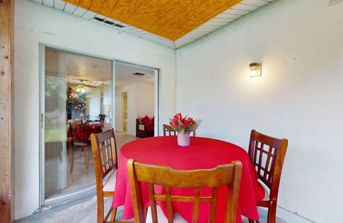 Largo House | Cozy, dog friendly home close to shopping, entertainment, AC and WIFI