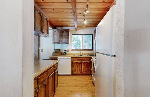 Truckee House | Cozy dog-friendly home with loft, streaming, deck, W/D, & nearby attractions