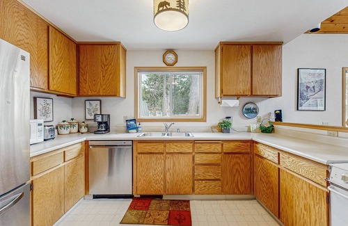 Soda Springs House | Cozy, dog-friendly getaway with wood stove & washer/dryer