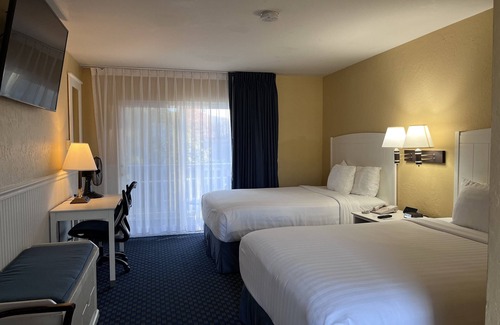 Downtown Monterey Cabin | Cozy Double Queen Room at Ocean-Side Property!