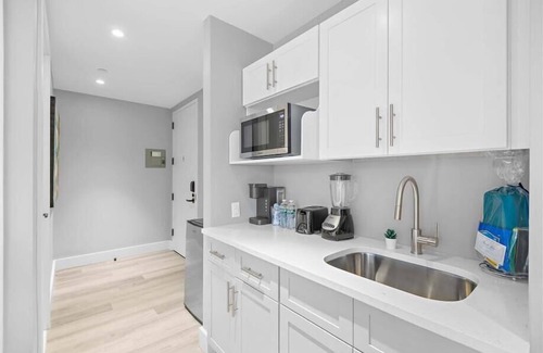 Mott Haven Hotel | Cozy Double Queen Suite w/Kitchen | 4 mins away from Subway | Mott Haven