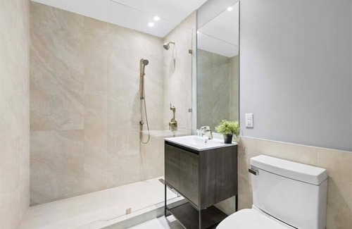 Mott Haven Hotel | Cozy Double Queen Suite w/Kitchen | 4 mins away from Subway | Mott Haven