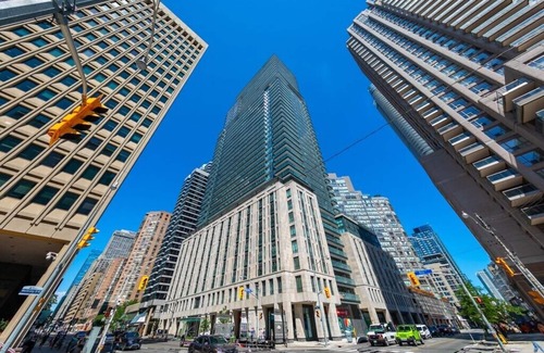 Bay Cloverhill Condo | Cozy Downtown Escape: Near Subway, UofT, Financial Districts.