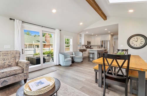 Lake Geneva House | Cozy Downtown Farmhouse on Wells, 5BR 3 BA Sleeps 15!