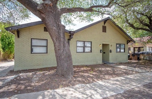 Nevada Street Apartment | Cozy Downtown Guest House 2BR/1BA Sleeps 8