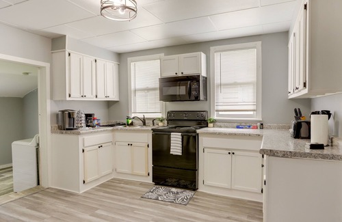 Sandusky House | Cozy Downtown Sandusky Gem - 1 Mi to Lake Erie!