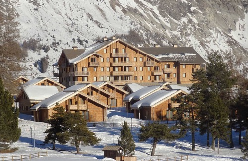 Saint-Etienne-en-Devoluy Ski Chalet | Cozy Duplex Chalet for 8 with Terrace, Ski Storage & Pool Access, 300m from Slopes