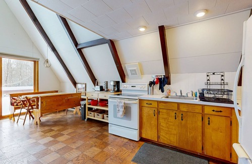 Ludlow House | Cozy duplex, upper floor w/balcony, mountain views, lake access, BBQ, fire pit