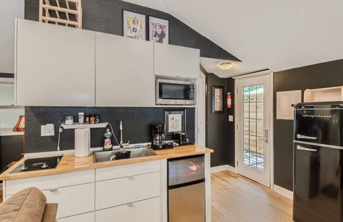 Georgetown House | Cozy, Eclectic, Quiet Studio-Walk to the Square!