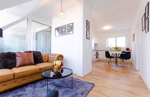 Weißgerber Apartment | ★Cozy & Elegant★ | Near Danube, ♛King Bed, Balcony