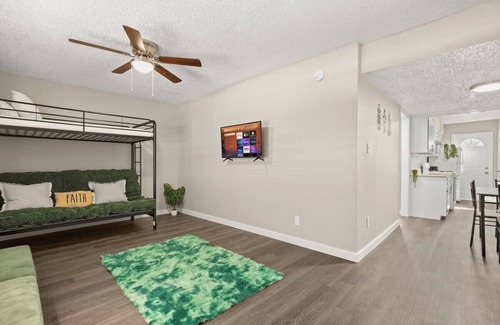 South Manchaca Apartment | Cozy Emerald Hideaway - Pet Friendly