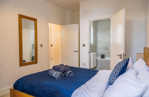 Reading Apartment | Cozy Entire Flat with Gated Parking- Contractors, Family, Groups