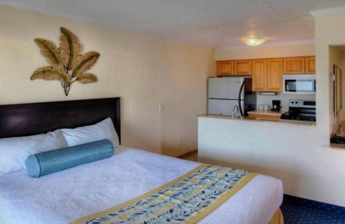 Rocky Point Hotel | Cozy Escape w/Kitchen, Bay View! Pool, Free Parking Near MOSI Science Museum!