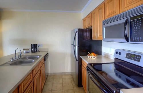 Rocky Point Hotel | Cozy Escape w/Kitchen, Bay View! Pool, Free Parking Near MOSI Science Museum!