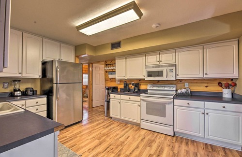 Timberland Acres Cabin | Cozy Escape with Yard: Hike, Sightsee & Explore!