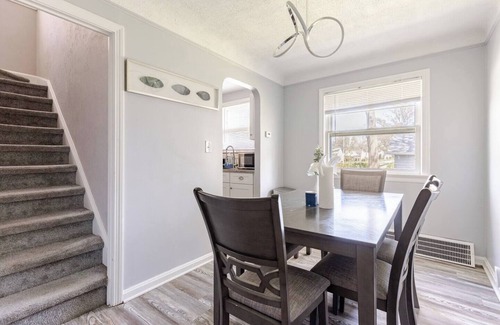 Euclid House | Cozy Euclid Home Near Lakefront