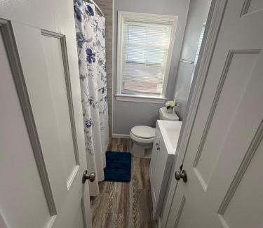 Euclid House | Cozy Euclid Home Near Lakefront